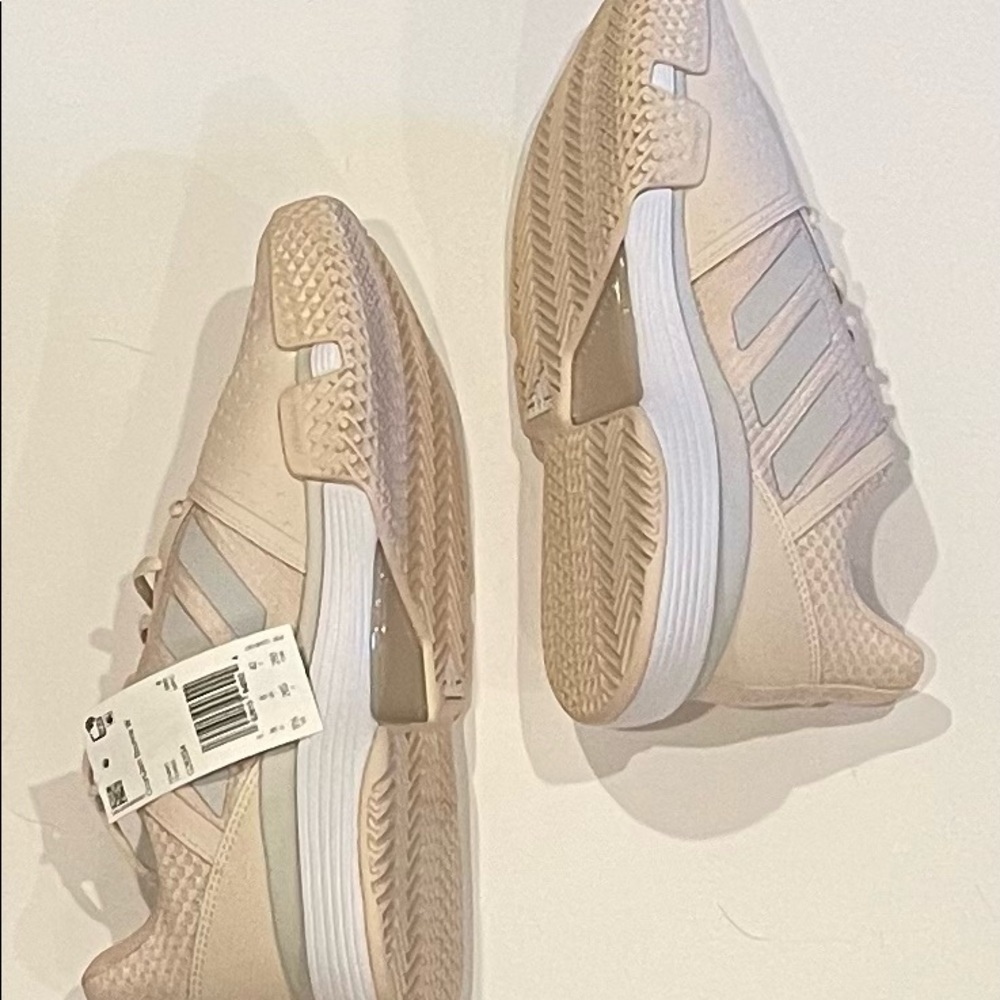 Brand new never worn light pink Court jam bounce Adidas tennis shoes